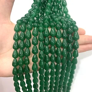 Vue détaillée de perles en pierres précieuses vertes en forme de larme pour bijoux DIY.