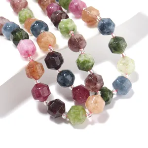 Primo piano dettagliato di perline di pietre preziose sfaccettate multicolori per gioielli.