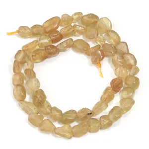 Vista detallada de hilo de cuentas irregulares de cristal amarillo natural para joyas DIY.
