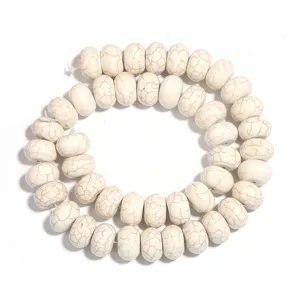 Detalle de cuentas de ábaco de turquesa blanca con textura agrietada para joyas.