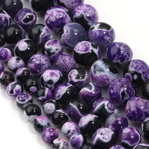 Vista dettagliata perle agata fiamma viola e nera per creazione di gioielli e bracciali fai da te.