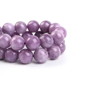 Nahaufnahme Detail von natürlichen lila Kristallperlen, glatt polierte Edelstein DIY Schmuck.