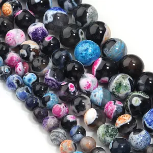 Perline di pietra d'agata naturale colorata in primo piano, ideali per la creazione di gioielli.