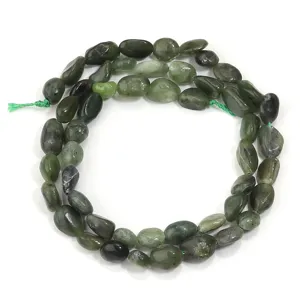 Detalle de cuentas de piedras preciosas pulidas verdes, hebra de joyería de piedra natural.