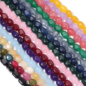 Gros plan de perles de pierres précieuses naturelles colorées, ovales et irrégulières pour bijoux.