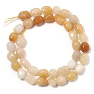 Gros plan de perles de pierres précieuses naturelles, forme ovale irrégulière pour bijoux DIY.