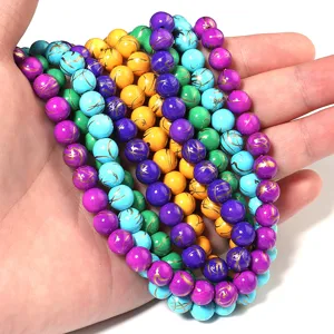 Primo piano di perline sfuse di pietre preziose turchesi sintetiche colorate per gioielli fai da te