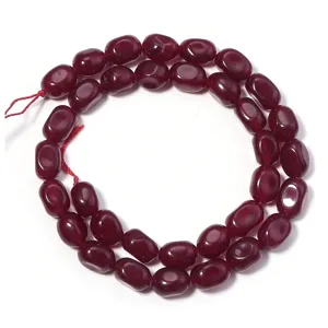 Vue détaillée de perles de pierres précieuses ovales rouge foncé pour accessoires de bijoux.
