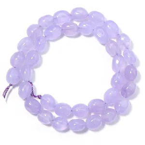 Gros plan détaillé de perles en pierres précieuses ovales violettes clair pour bijoux DIY.