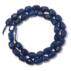 Vue détaillée de perles lâches ovales irrégulières en pierre gemme bleue foncée pour bijoux.