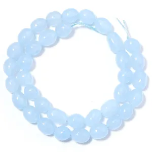 Gros plan de perles en pierres précieuses ovales bleu clair, surface translucide lisse pour DIY.