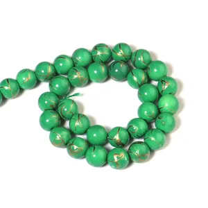 Perline di turchese sintetico verde con venature dorate, ideali per bracciali fai da te.