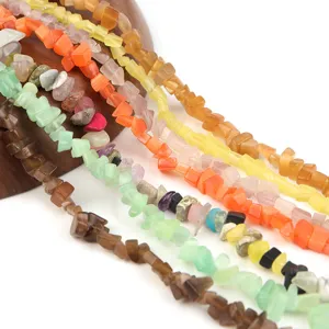 Bunte gebohrte Kristall Splitter lose Perlen fuer DIY Schmuckherstellung Detailaufnahme.