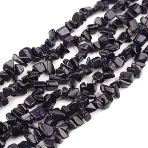 Nahaufnahme von funkelnden blauen Sandstein Splitterperlen, ideal für DIY Schmuckdesign.