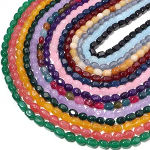 Vue detaillee de perles en pierres precieuses ovales colorees pour bijoux faits main DIY.