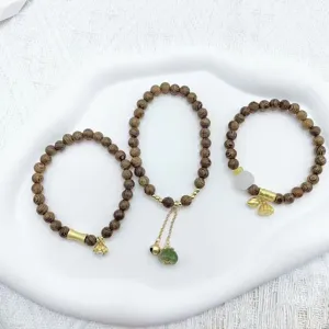 Gedetailleerd overzicht van houten kralen armbanden met metalen bedels en spacers voor sieraden.