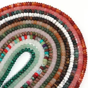 Dettaglio di perline abaco in pietre preziose e cristallo colorate, perfette per gioielli.