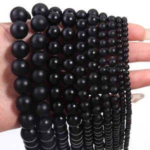 Detail van mat zwarte agaat ronde losse kralen in verschillende maten voor DIY sieraden accessoires.