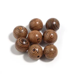 Close-up van natuurlijke houten kralen met nerf en boorgat voor DIY sieraden en armbanden.