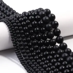 Detailopname van zwarte matte agaat kraaltjes, glad frosted oppervlak voor sieraden.
