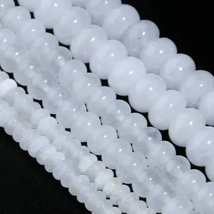 Dettaglio perline abaco in giada cristallo bianco naturale, superficie liscia, creazione.