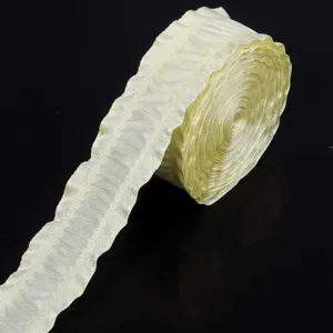 Detailaufnahme des hellgelben plissierten Rüschenbandes, ideal für Geschenke und Bastelarbeiten.