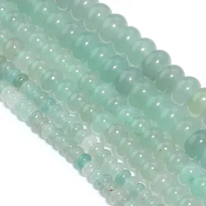 Filo di perline abaco in cristallo di giada verde naturale per gioielli fai da te in dettaglio.
