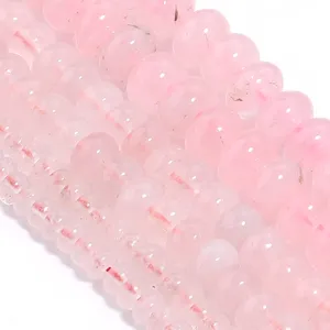 Dettaglio in primo piano di perline abaco in quarzo rosa naturale per gioielli fai da te
