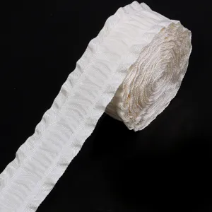 Weiße plissierte Rüschenband Detailaufnahme, exquisite Textur zum Nähen und Geschenke verpacken.