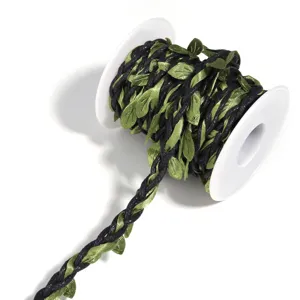Landelijke hennepkoord met kunstmatige groene bladeren, ideaal voor huisdecoratie en knutselen.