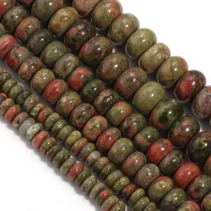 Primo piano di perline inunakite naturale, perle abaco in pietra lucida per gioielli fai da te.