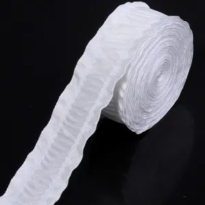 Weisser plissierter Rüschenband-Rollenbesatz zum Verpacken von Geschenken und Näharbeiten.