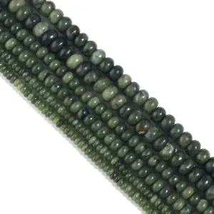 Dettaglio di perline abaco in giada verde naturale, perfette per creazione di gioielli fai da te.