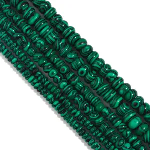 Fili di perle di pietra preziosa di malachite naturale per la creazione di gioielli.