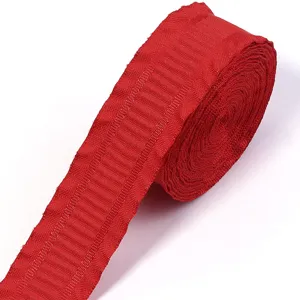 Rotes plissiertes Rüschenband Detailaufnahme, ideal für Geschenkverpackung und Handarbeit.