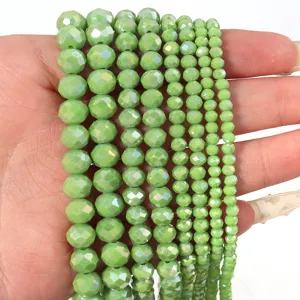 Vista dettagliata di fili di perle di cristallo verde sfaccettato per gioielli fai da te.