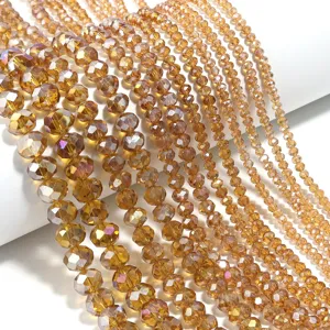 Dettaglio fili di perle di cristallo sfaccettato dorato per accessori gioielli fai da te.