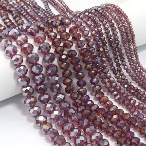 Perline di cristallo viola faccettate dettaglio primo piano per accessori di gioielli DIY.