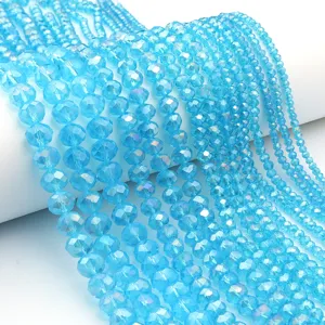 Dettaglio di perline abaco in cristallo azzurro sfaccettate per gioielli fai da te.