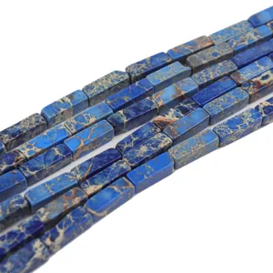 Nahaufnahme von blauen kaiserlichen Jaspis quadratischen Säulenperlen für DIY Schmuck.