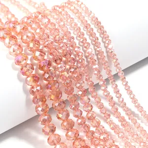 Primo piano di perline di cristallo sfaccettate rosa chiaro, perfette per gioielli.