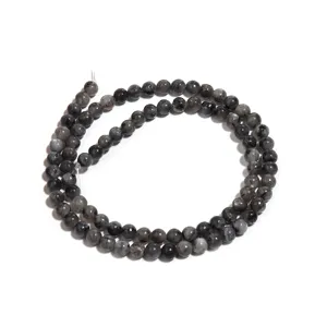 Nahaufnahme Details von natürlichen schwarzen Labradorit Edelstein lose Perlen für DIY.