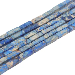 Nahaufnahme von blauen Kaiserjaspis-Vierkant-Perlen für DIY-handgemachte Schmuckherstellung.