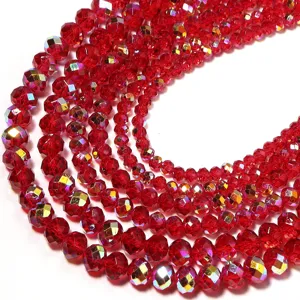 Primo piano di perline abaco in cristallo sfaccettato rosso, accessori per gioielli fai da te.
