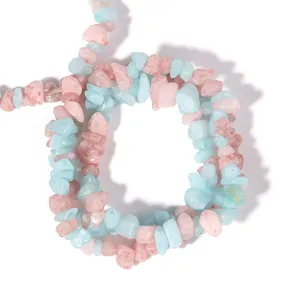 Nahaufnahme von gemischten rosa und hellblauen unregelmässigen Kristallperlen für DIY Handwerk.