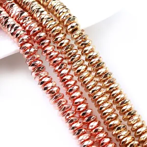 Detalle de hilos de cuentas de ábaco de hematites facetadas, joyería DIY galvanizada en oro rosa.