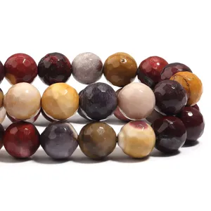 Primo piano di perline sfuse in agata di pietra naturale sfaccettata per accessori di gioielli DIY.
