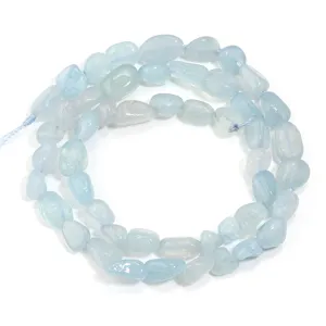 Primer plano detallado de hilo de cuentas de piedra preciosa de cristal azul claro.
