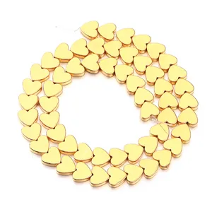 Goldfarbene Herzperlen Detailansicht, flache Bogenlose Perlen für DIY Schmuck Zubehör.