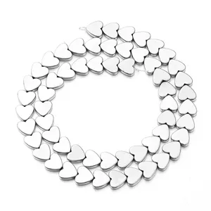 Herzform magnetische Hämatit Perlen Detailaufnahme, ideal für DIY Schmuckherstellung.